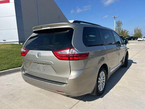 2017 Toyota Sienna XLE