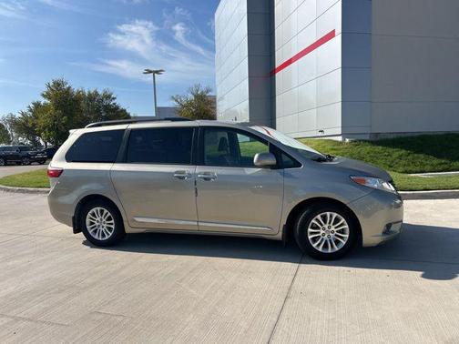 2017 Toyota Sienna XLE
