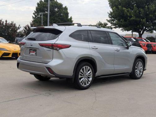 2023 Toyota Highlander Hybrid Platinum