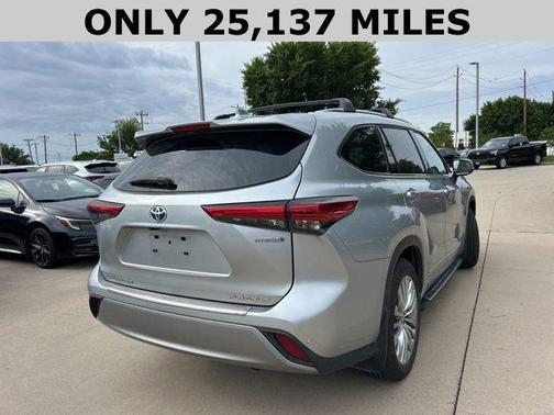 2023 Toyota Highlander Hybrid Platinum