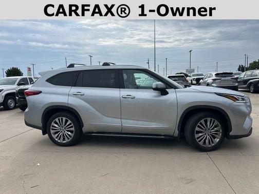 2023 Toyota Highlander Hybrid Platinum