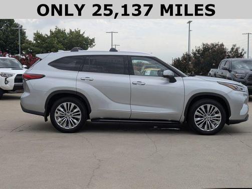 2023 Toyota Highlander Hybrid Platinum