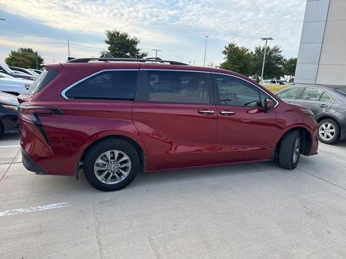 2025 Toyota Sienna XLE 8 Passenger