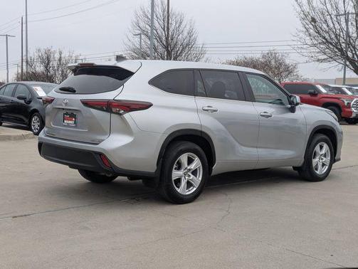 2024 Toyota Highlander LE