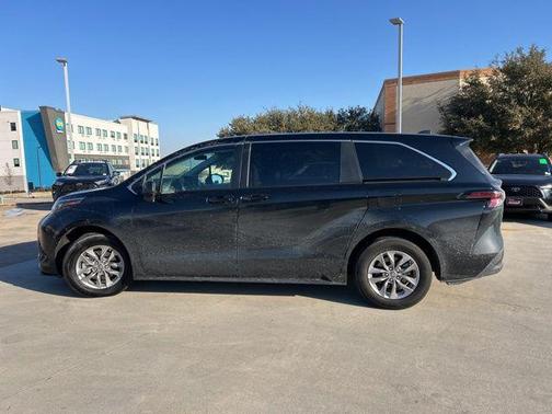 2024 Toyota Sienna LE