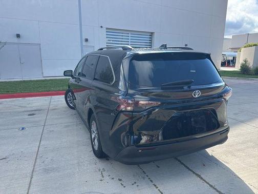 2024 Toyota Sienna LE