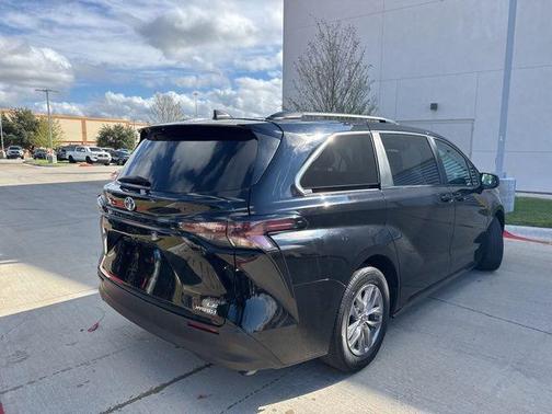 2024 Toyota Sienna LE