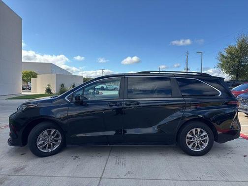 2024 Toyota Sienna LE