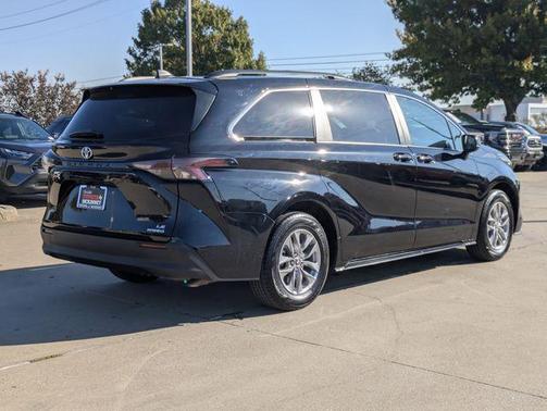 2024 Toyota Sienna LE