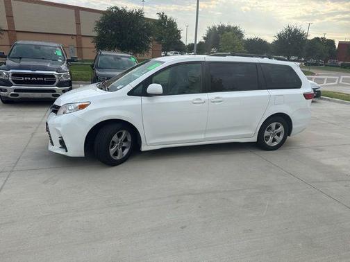 2020 Toyota Sienna LE