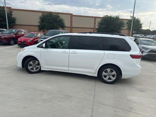 2020 Toyota Sienna LE