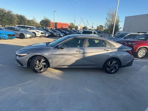 2025 Hyundai ELANTRA Limited