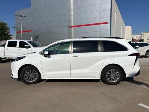 2022 Toyota Sienna LE