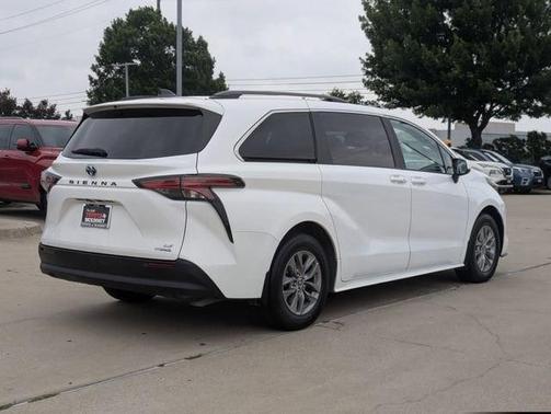 2022 Toyota Sienna LE