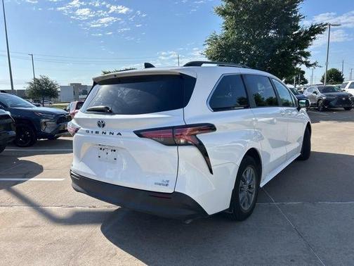 2022 Toyota Sienna LE