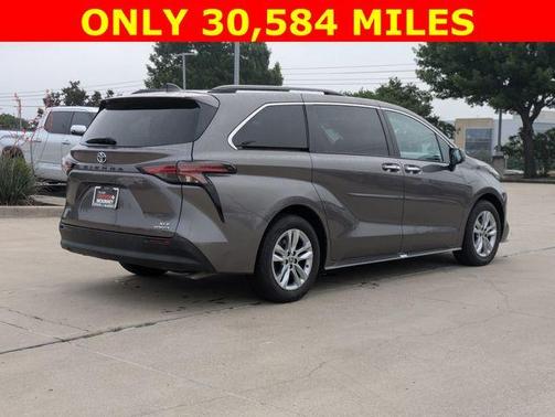 2022 Toyota Sienna XLE