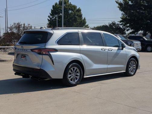 2022 Toyota Sienna LE