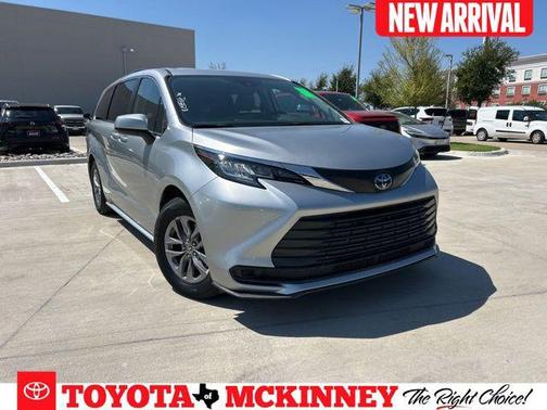 2022 Toyota Sienna LE