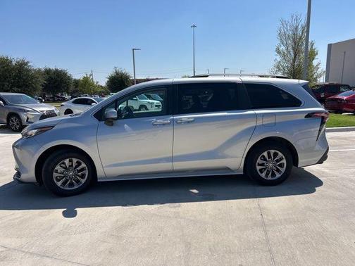 2022 Toyota Sienna LE