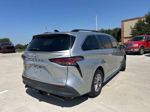 2022 Toyota Sienna LE
