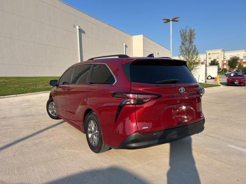2022 Toyota Sienna LE