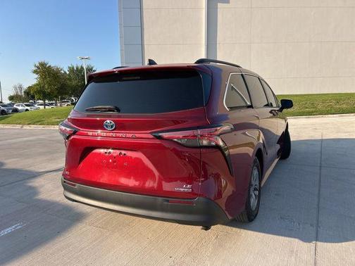 2022 Toyota Sienna LE