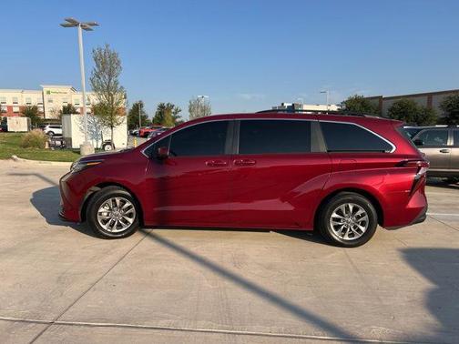 2022 Toyota Sienna LE