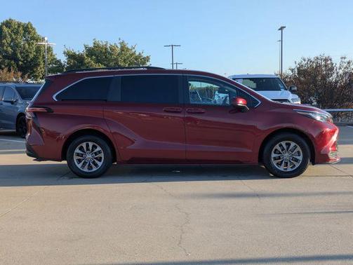 2022 Toyota Sienna LE