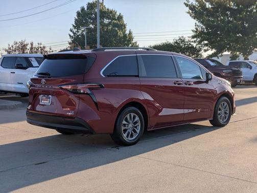 2022 Toyota Sienna LE