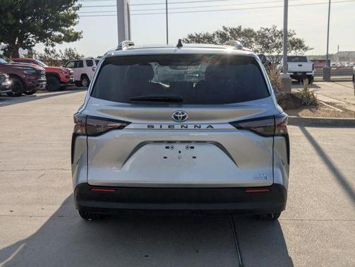 2023 Toyota Sienna LE