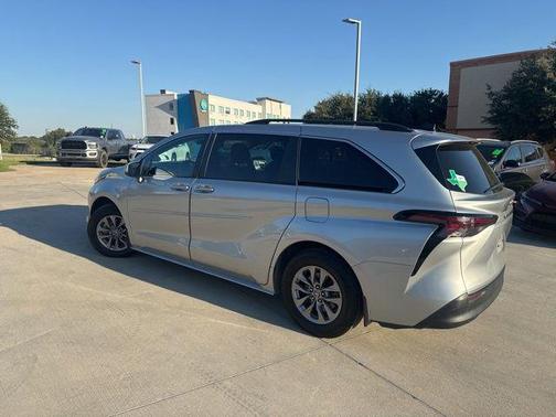 2023 Toyota Sienna LE