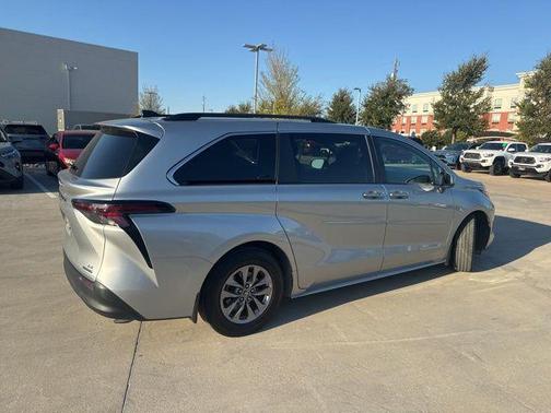 2023 Toyota Sienna LE