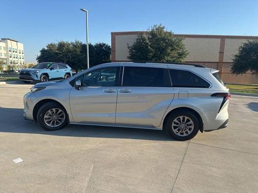 2023 Toyota Sienna LE