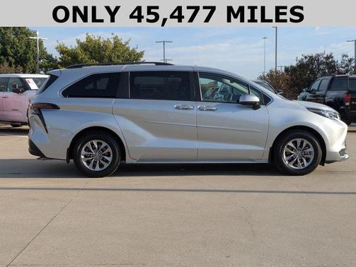 2023 Toyota Sienna LE