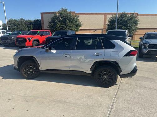 2022 Toyota RAV4 Hybrid SE