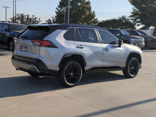 2022 Toyota RAV4 Hybrid SE
