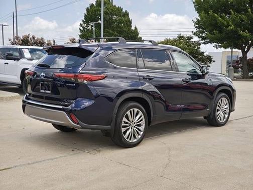 2023 Toyota Highlander Hybrid Platinum