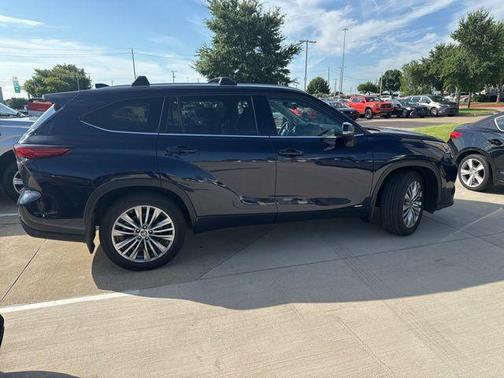 2023 Toyota Highlander Hybrid Platinum