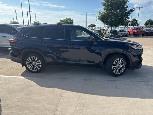 2023 Toyota Highlander Hybrid Platinum