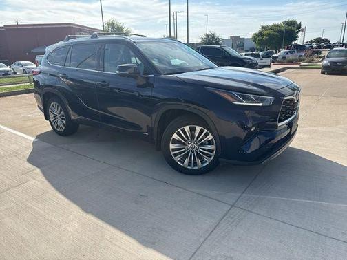 2023 Toyota Highlander Hybrid Platinum