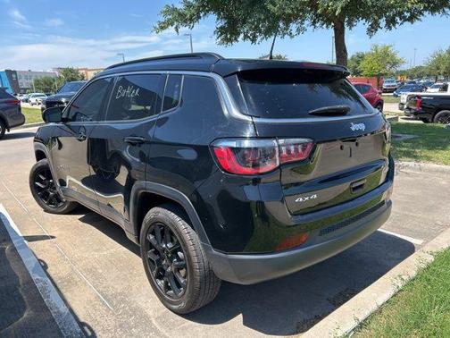 Diamond Black Crystal Pearlcoat 2022 Jeep Compass Latitude Lux