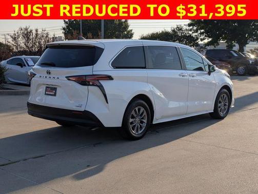 2022 Toyota Sienna LE
