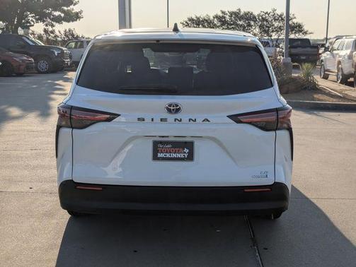 2022 Toyota Sienna LE