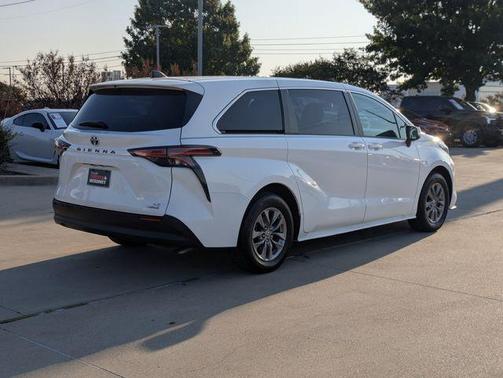 2022 Toyota Sienna LE