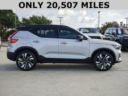 2023 Volvo XC40 B5 Ultimate Dark Theme