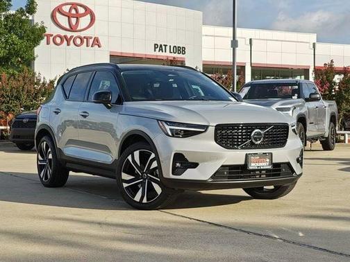 2023 Volvo XC40 B5 Ultimate Dark Theme