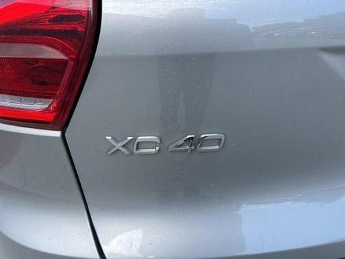2023 Volvo XC40 B5 Ultimate Dark Theme