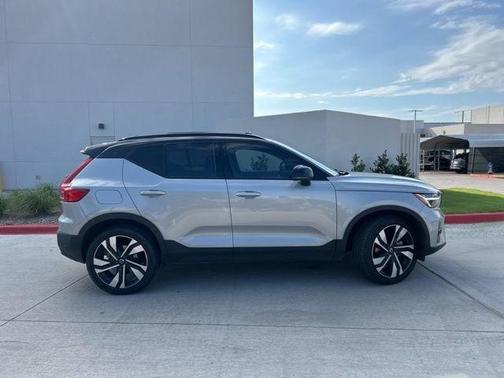 2023 Volvo XC40 B5 Ultimate Dark Theme