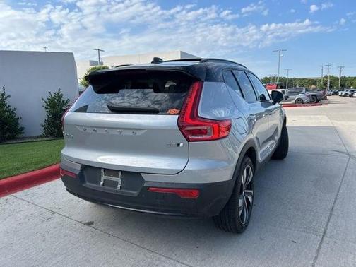 2023 Volvo XC40 B5 Ultimate Dark Theme