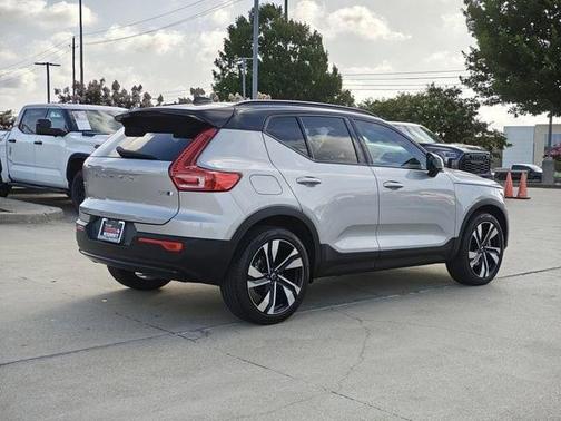 2023 Volvo XC40 B5 Ultimate Dark Theme